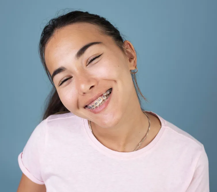 joven adolescente muestra sus brackets