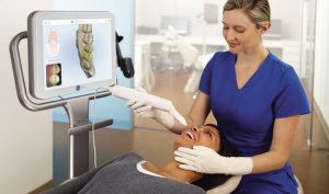 Paciente siendo tratado con escáner intraoral itero.